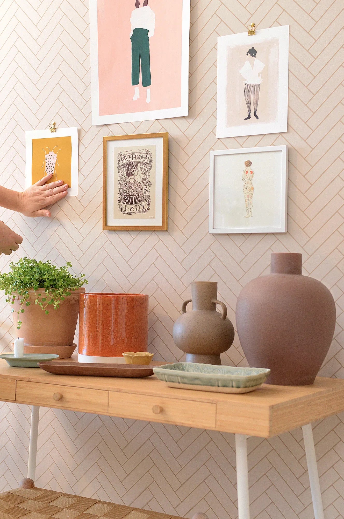 Majvillan Herringbone sandy beige behang sfeerbeeld kinderkamer detail