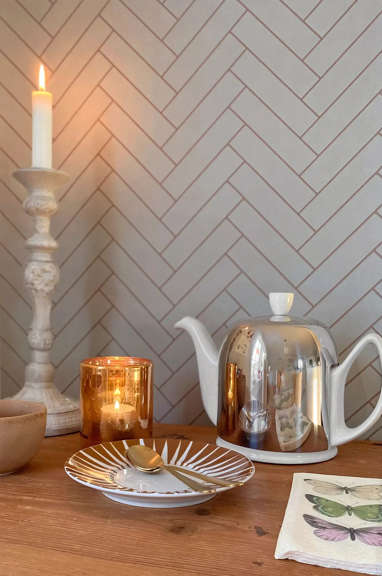 Majvillan Herringbone greige blue behang sfeerbeeld kinderkamer detail