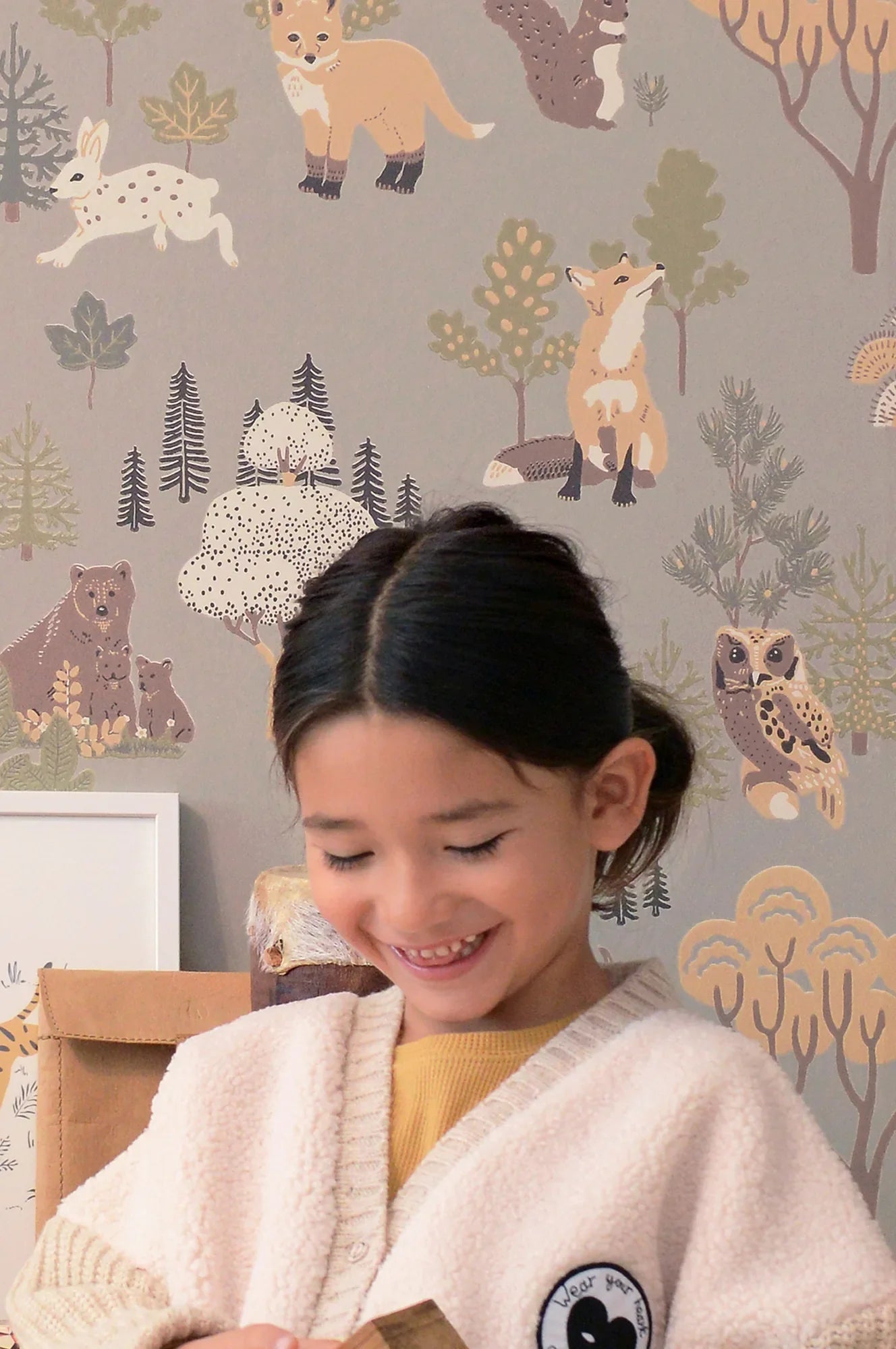 Majvillan Deep forest mystic grey behang sfeerbeeld kinderkamer detail