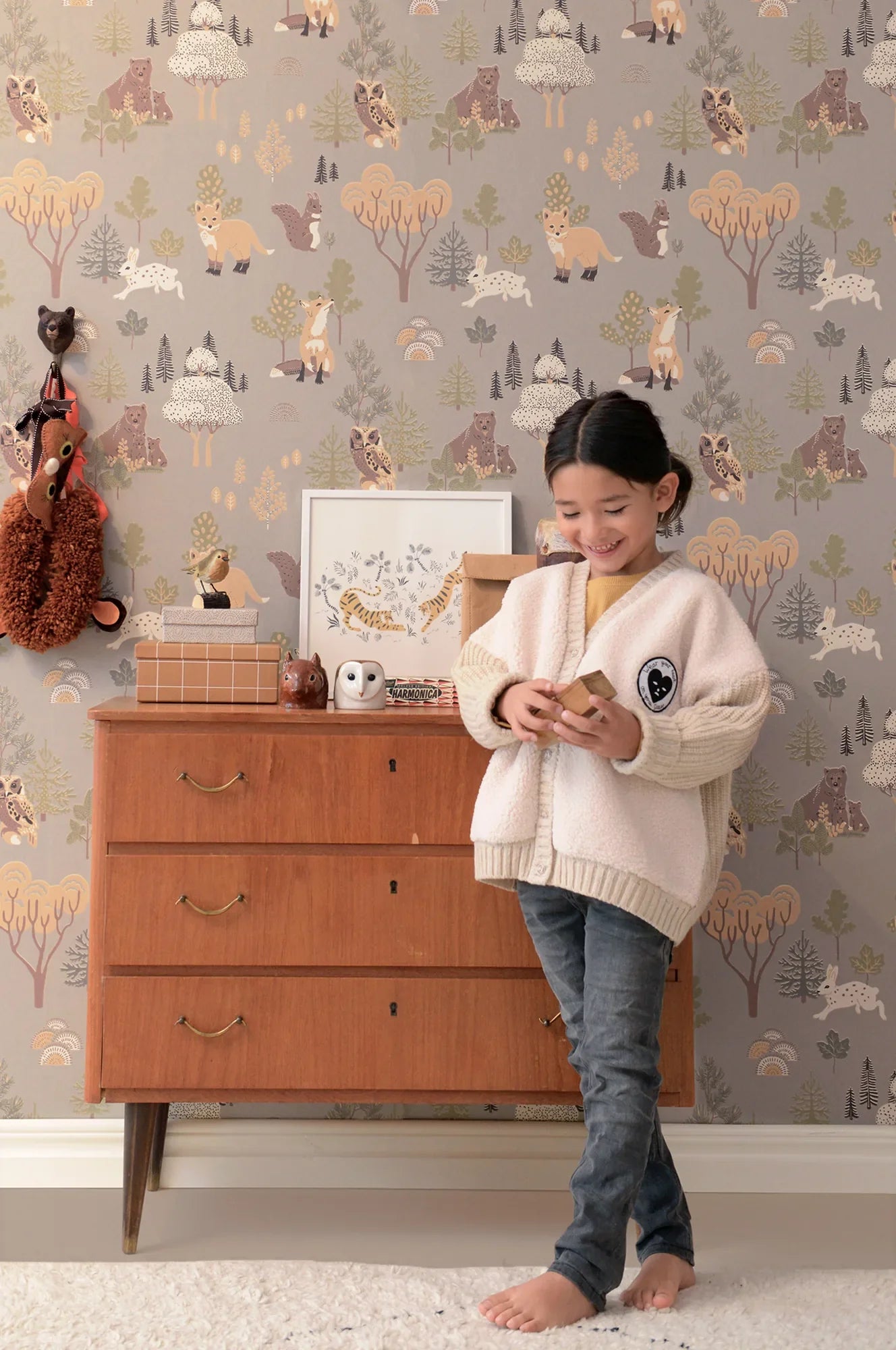 Majvillan Deep forest behang in mystic grey kleur in sfeervolle Scandinavische kinderkamer