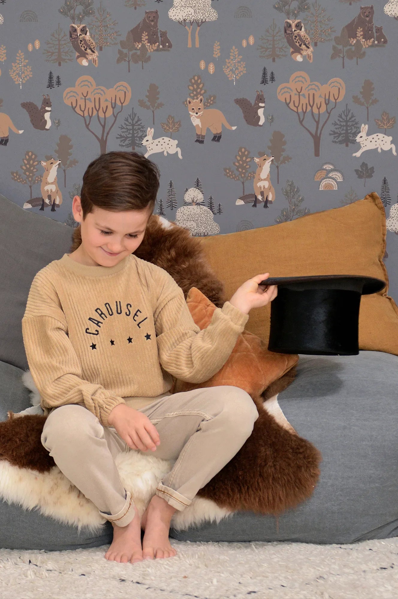 Majvillan Deep forest midnight blue behang sfeerbeeld kinderkamer detail