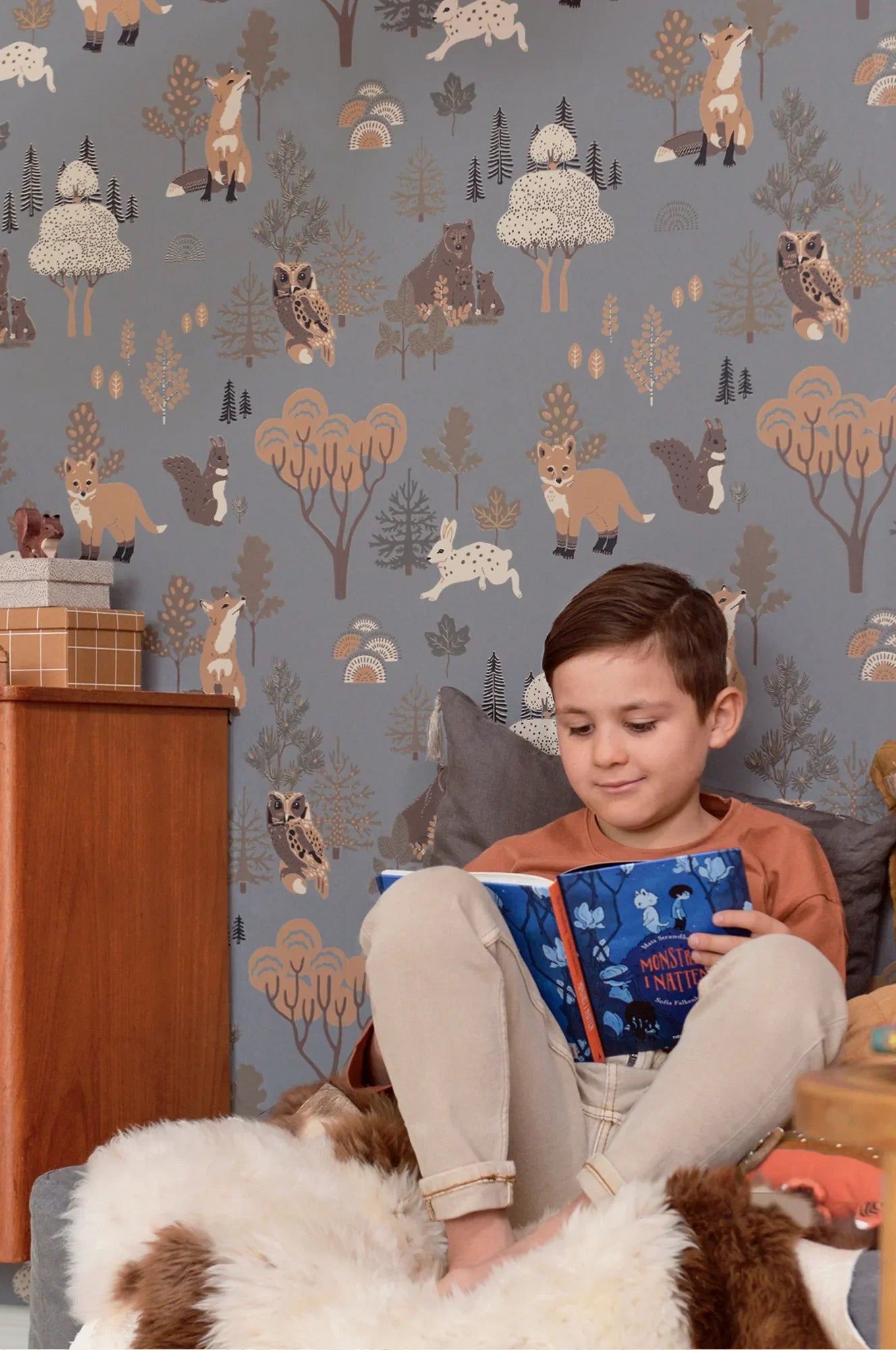 Majvillan Deep forest behang in midnight blue kleur in sfeervolle Scandinavische kinderkamer