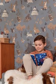Majvillan Deep forest behang in midnight blue kleur in sfeervolle Scandinavische kinderkamer