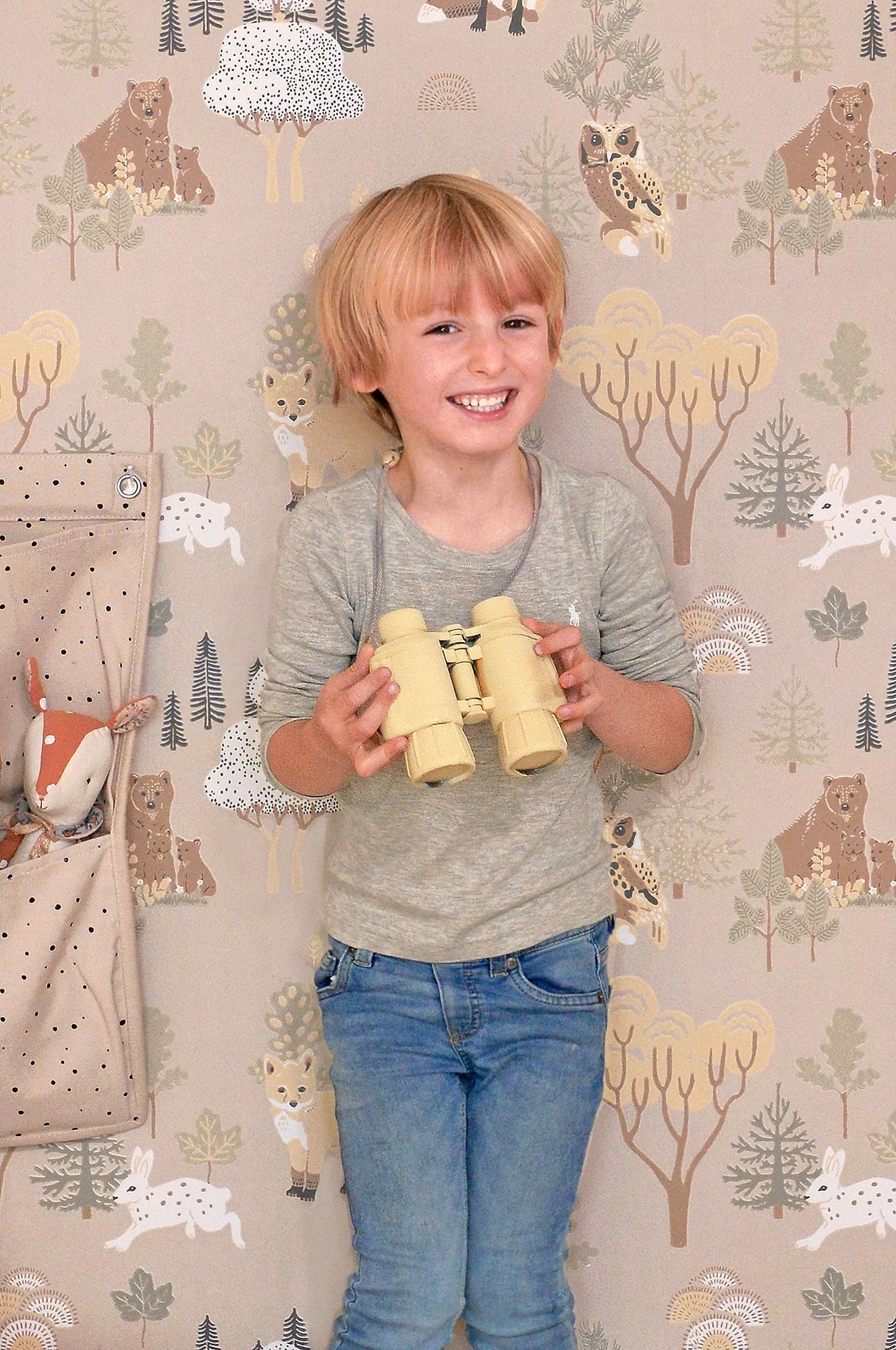 Majvillan Deep forest behang in soft beige kleur in sfeervolle Scandinavische kinderkamer