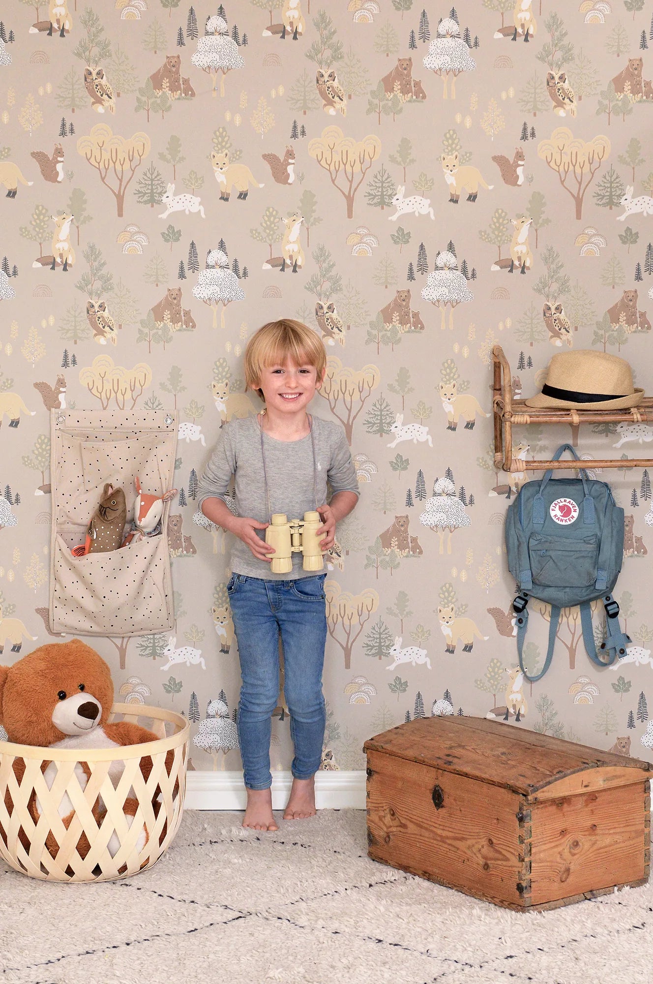 Majvillan Deep forest soft beige behang sfeerbeeld kinderkamer detail