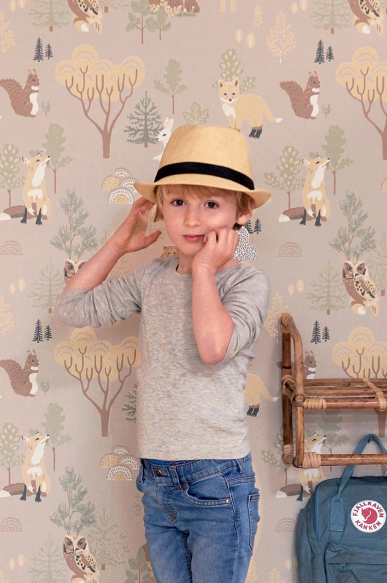 Majvillan Deep forest soft beige behang sfeerbeeld kinderkamer detail