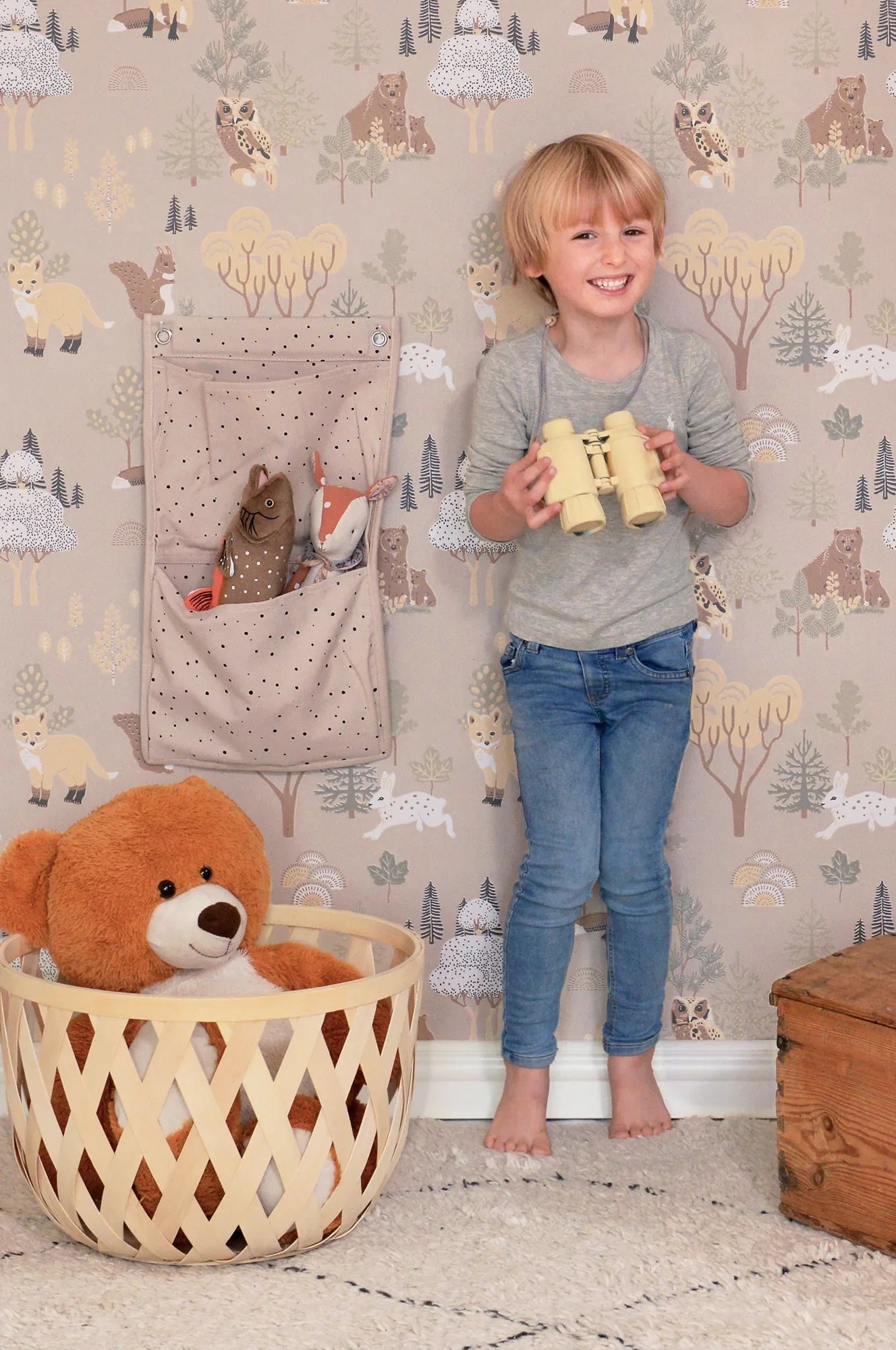 Majvillan Deep forest soft beige behang sfeerbeeld kinderkamer detail