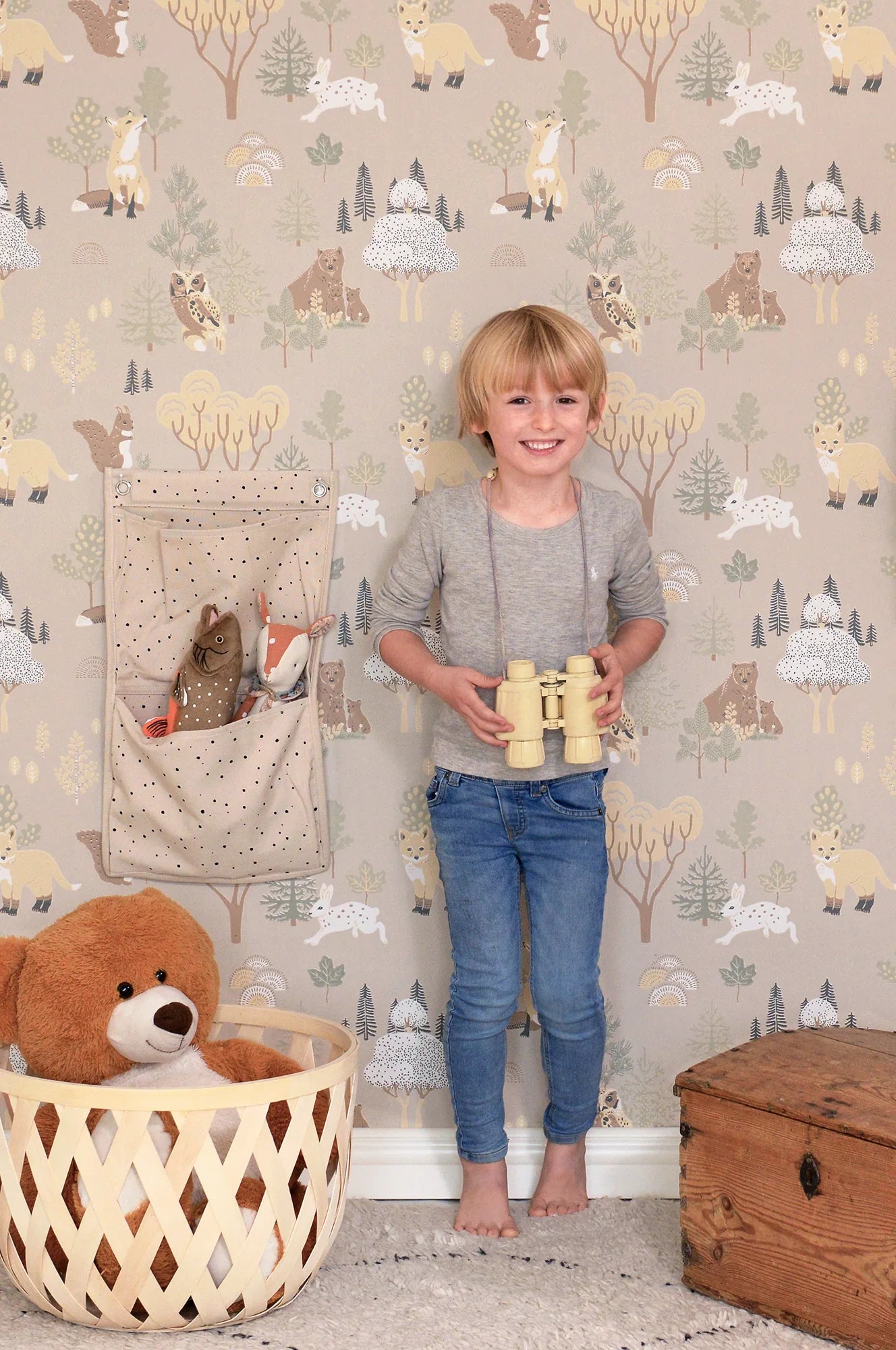 Majvillan Deep forest soft beige behang sfeerbeeld kinderkamer detail