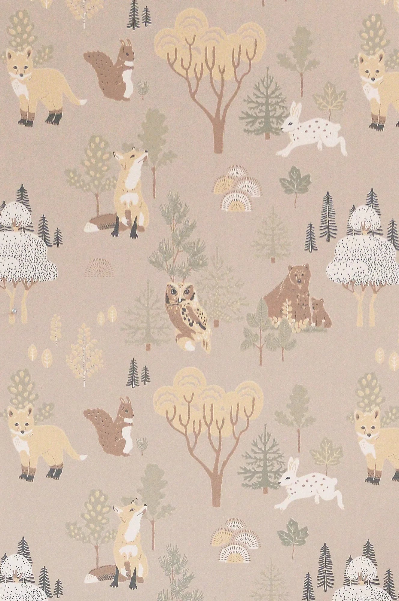 Majvillan Deep forest soft beige behang sfeerbeeld kinderkamer detail