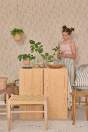 Majvillan Oak behang in nature beige kleur in sfeervolle Scandinavische kinderkamer