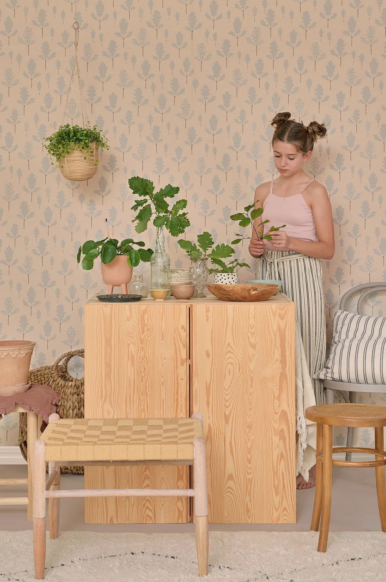 Majvillan Oak behang in nature beige kleur in sfeervolle Scandinavische kinderkamer