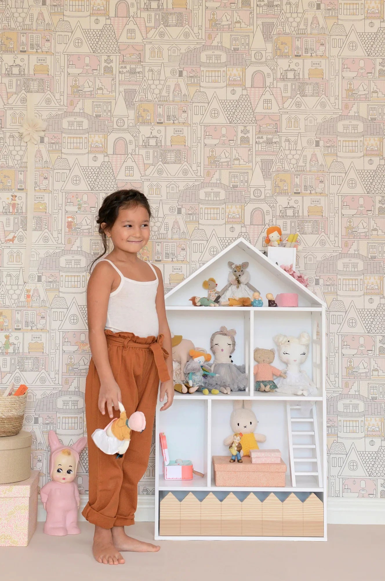 Majvillan Dollhouse behang in wool white kleur in sfeervolle Scandinavische kinderkamer