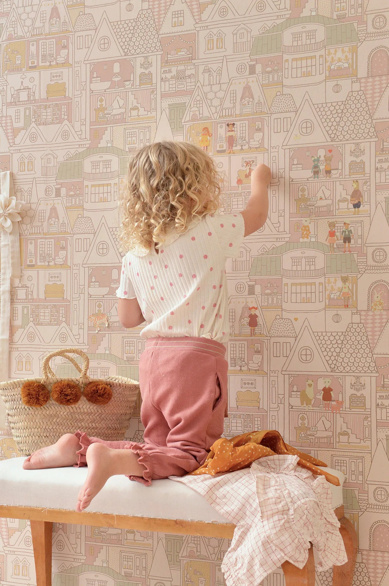 Majvillan Dollhouse behang in sunny pink kleur in sfeervolle Scandinavische kinderkamer