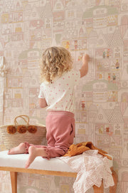 Majvillan Dollhouse behang in sunny pink kleur in sfeervolle Scandinavische kinderkamer