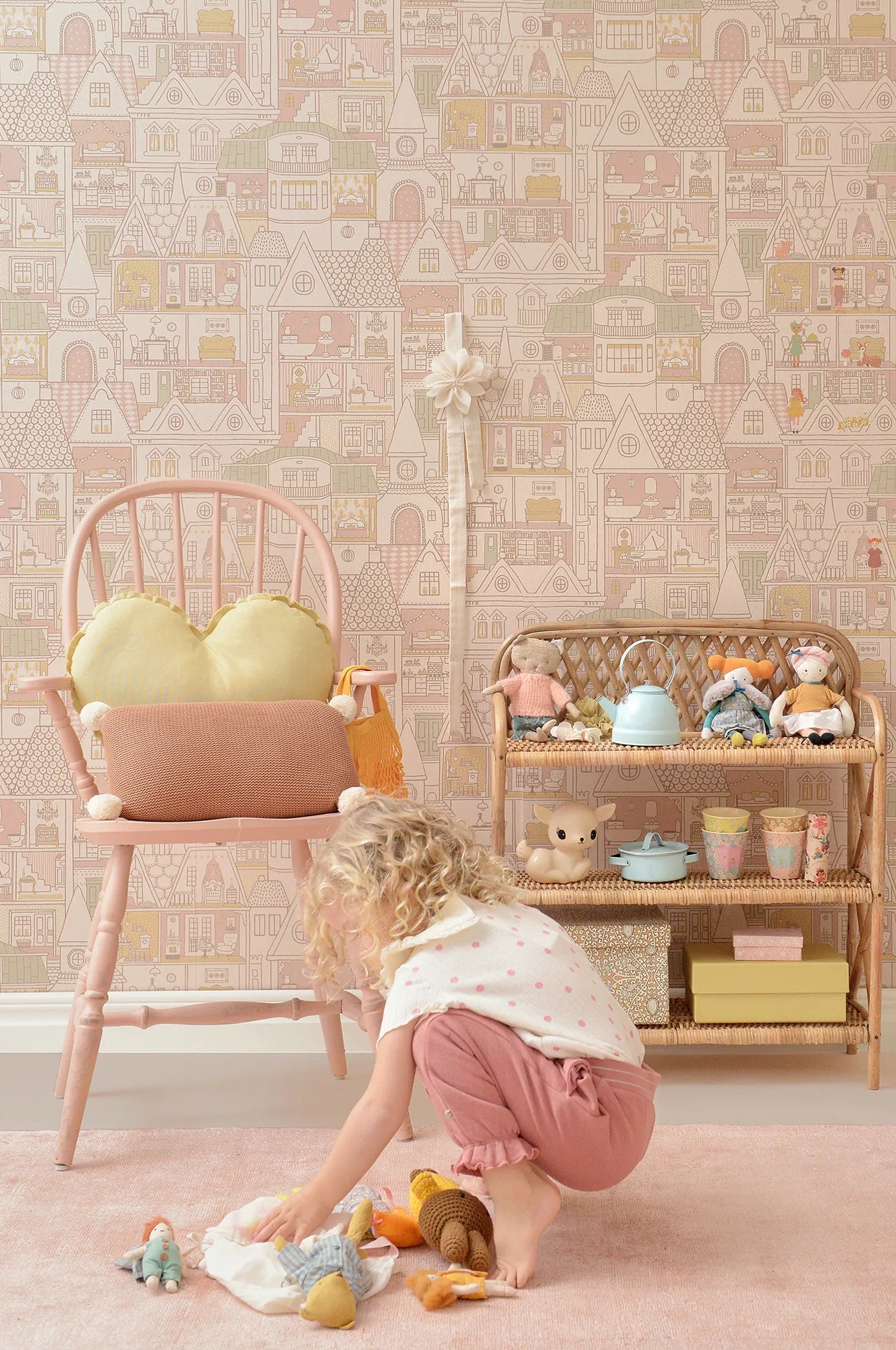 Majvillan Dollhouse sunny pink behang sfeerbeeld kinderkamer detail