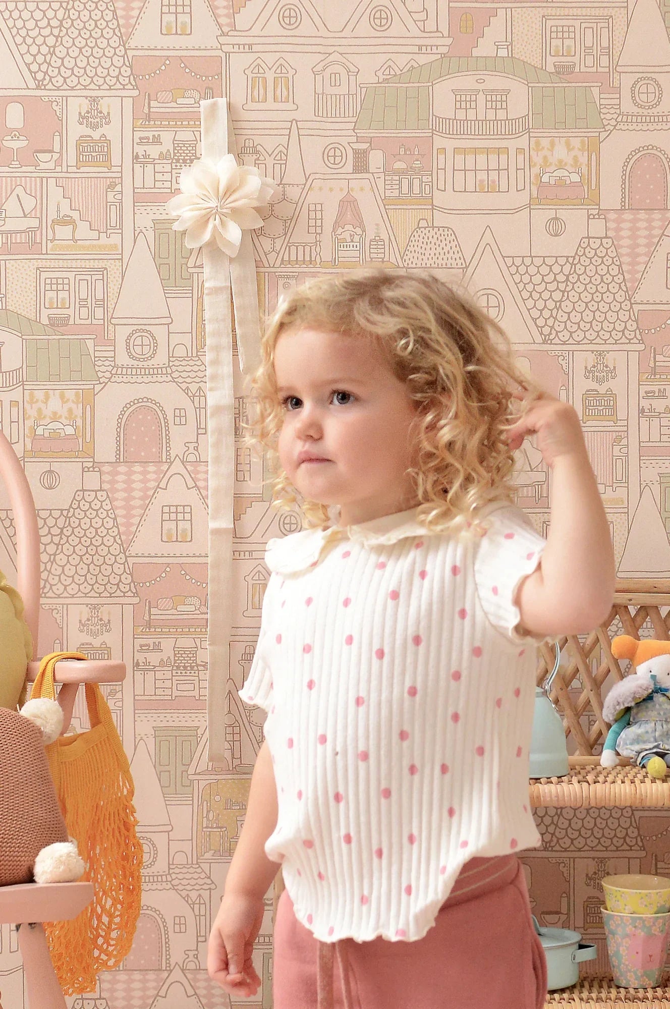 Majvillan Dollhouse sunny pink behang sfeerbeeld kinderkamer detail