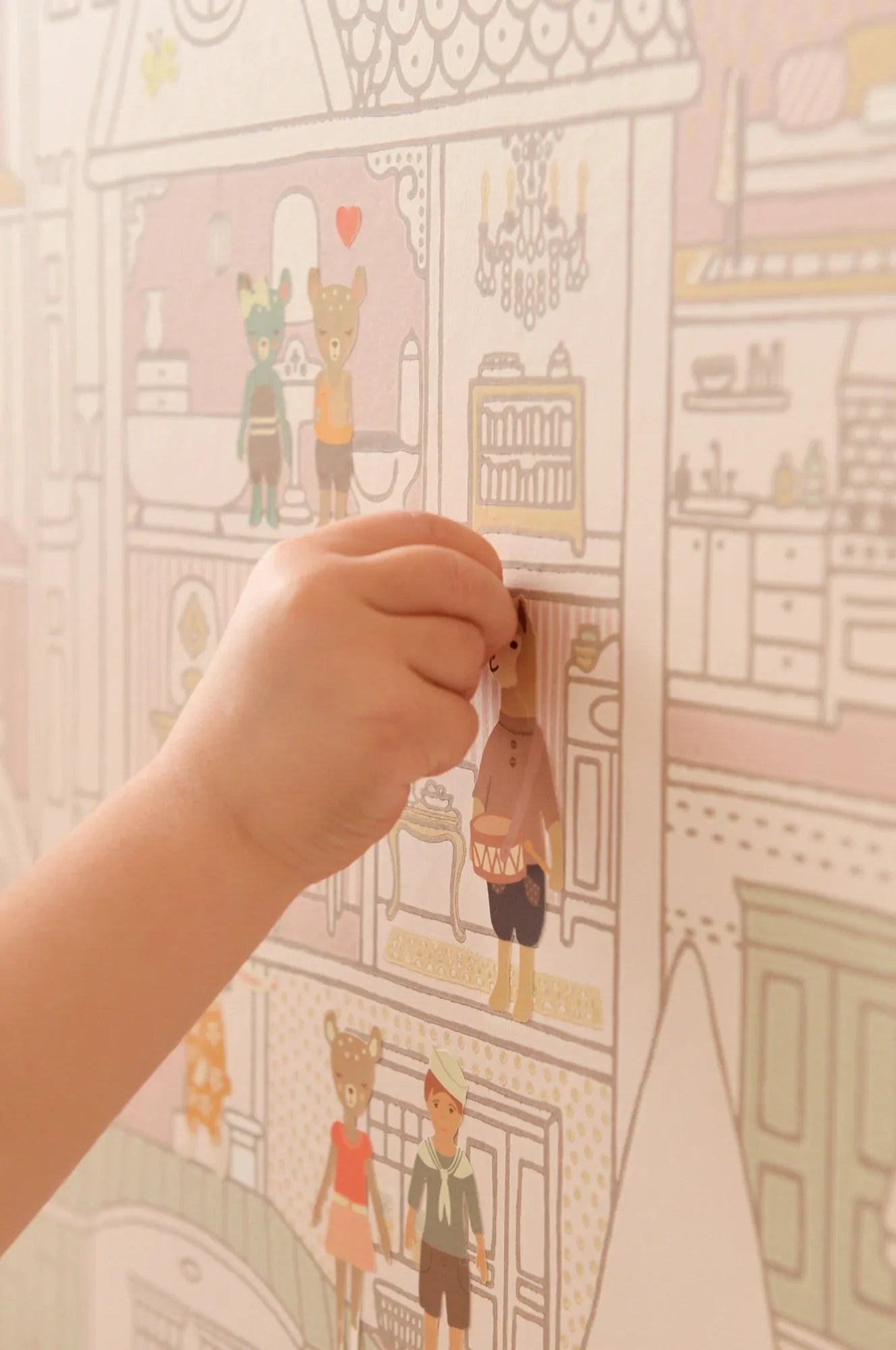 Majvillan Dollhouse sunny pink behang sfeerbeeld kinderkamer detail