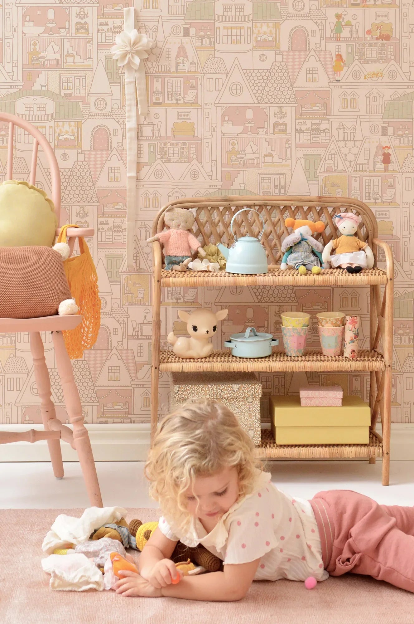 Majvillan Dollhouse sunny pink behang sfeerbeeld kinderkamer detail