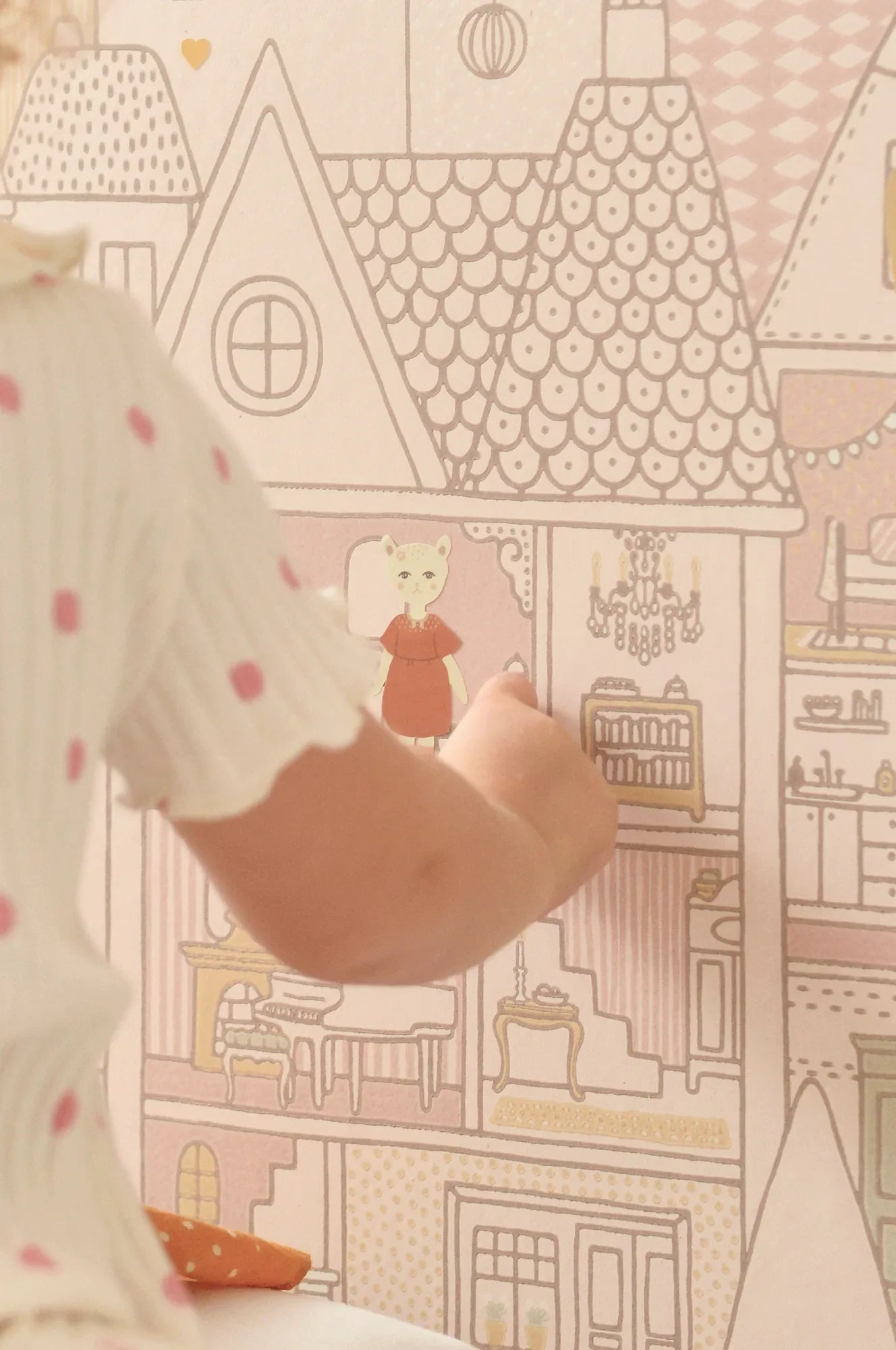 Majvillan Dollhouse sunny pink behang sfeerbeeld kinderkamer detail