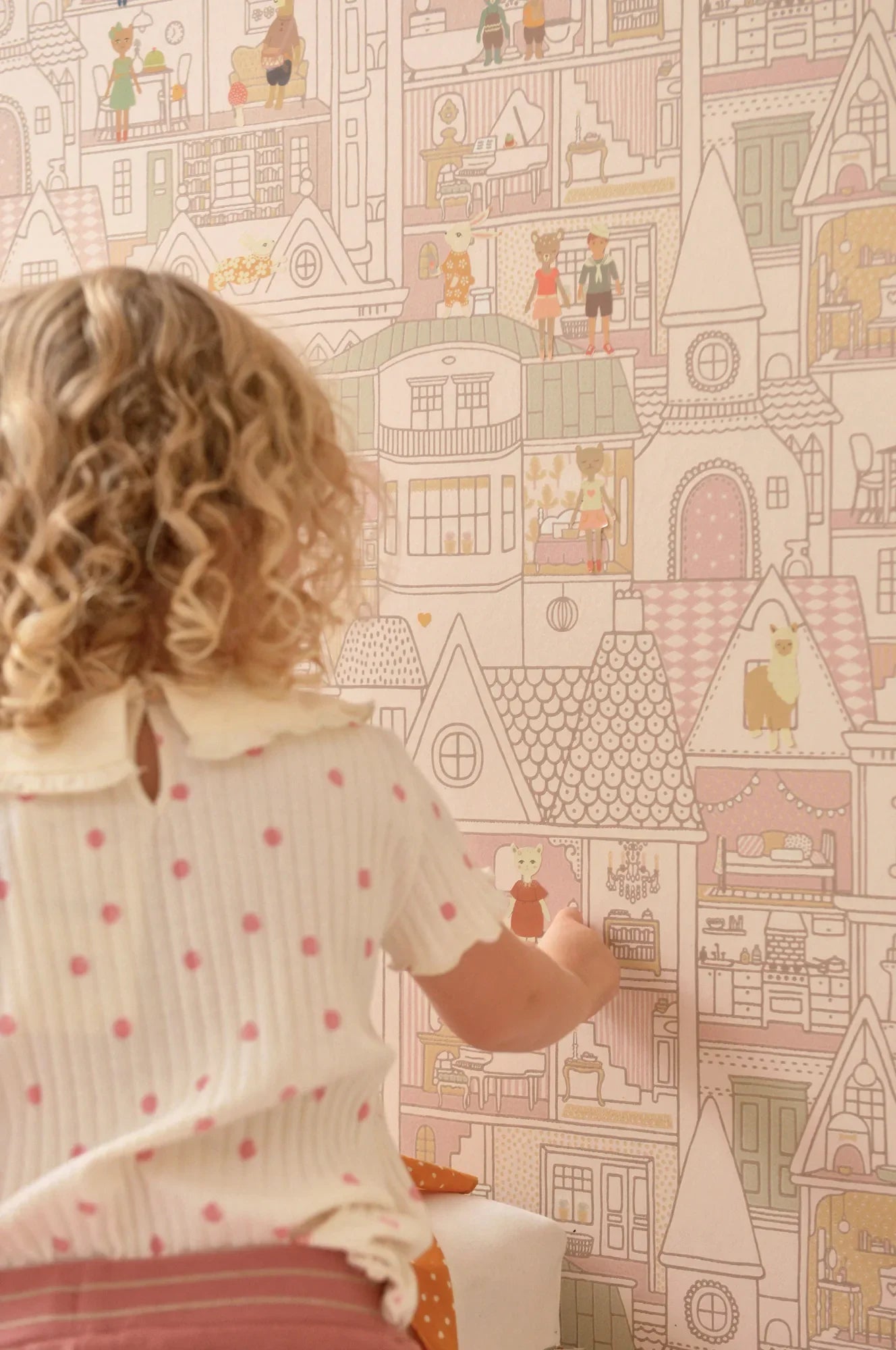 Majvillan Dollhouse sunny pink behang sfeerbeeld kinderkamer detail