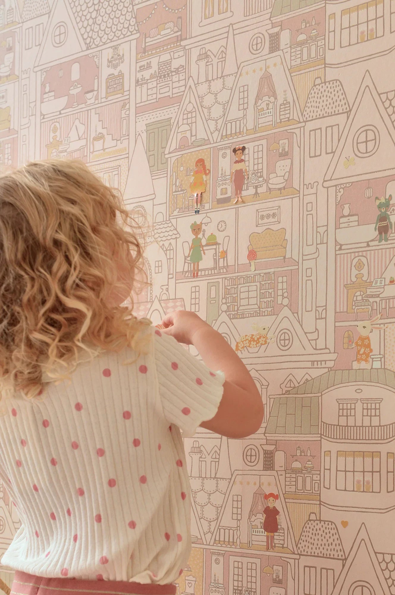 Majvillan Dollhouse sunny pink behang sfeerbeeld kinderkamer detail