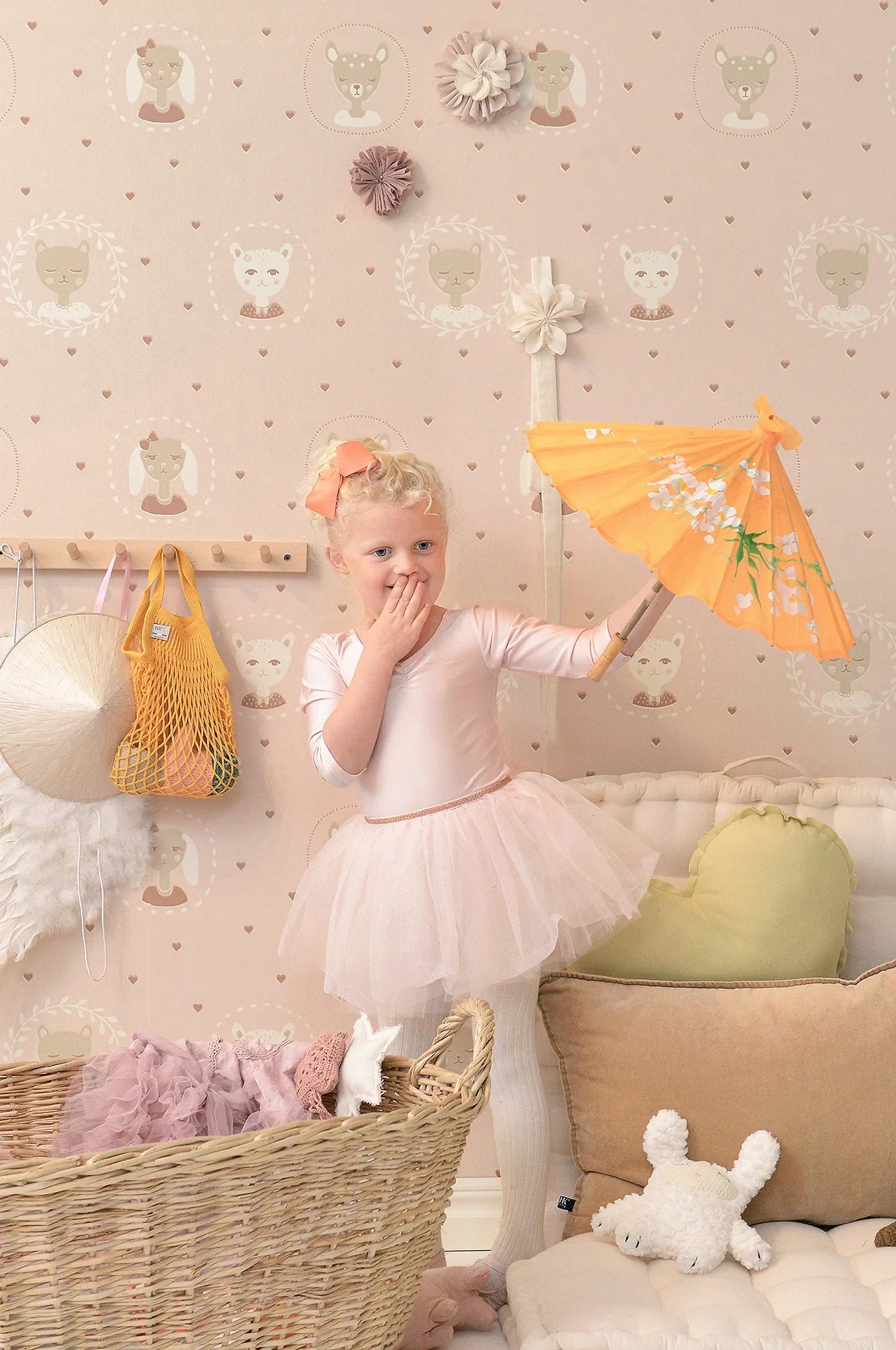 Majvillan Hearts behang in dusty warm pink kleur in sfeervolle Scandinavische kinderkamer