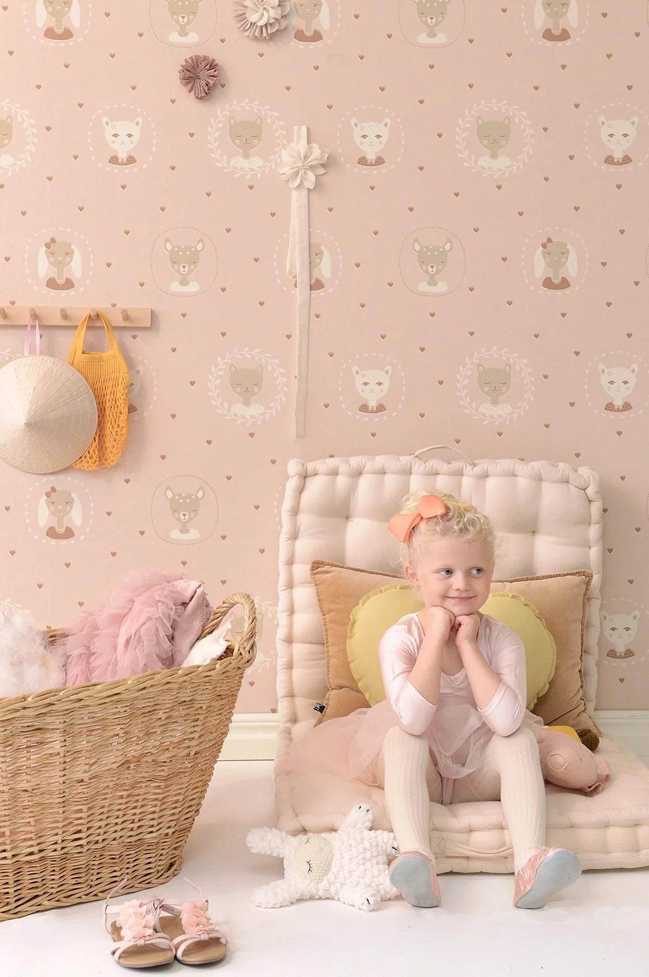 Majvillan Hearts dusty warm pink behang sfeerbeeld kinderkamer detail
