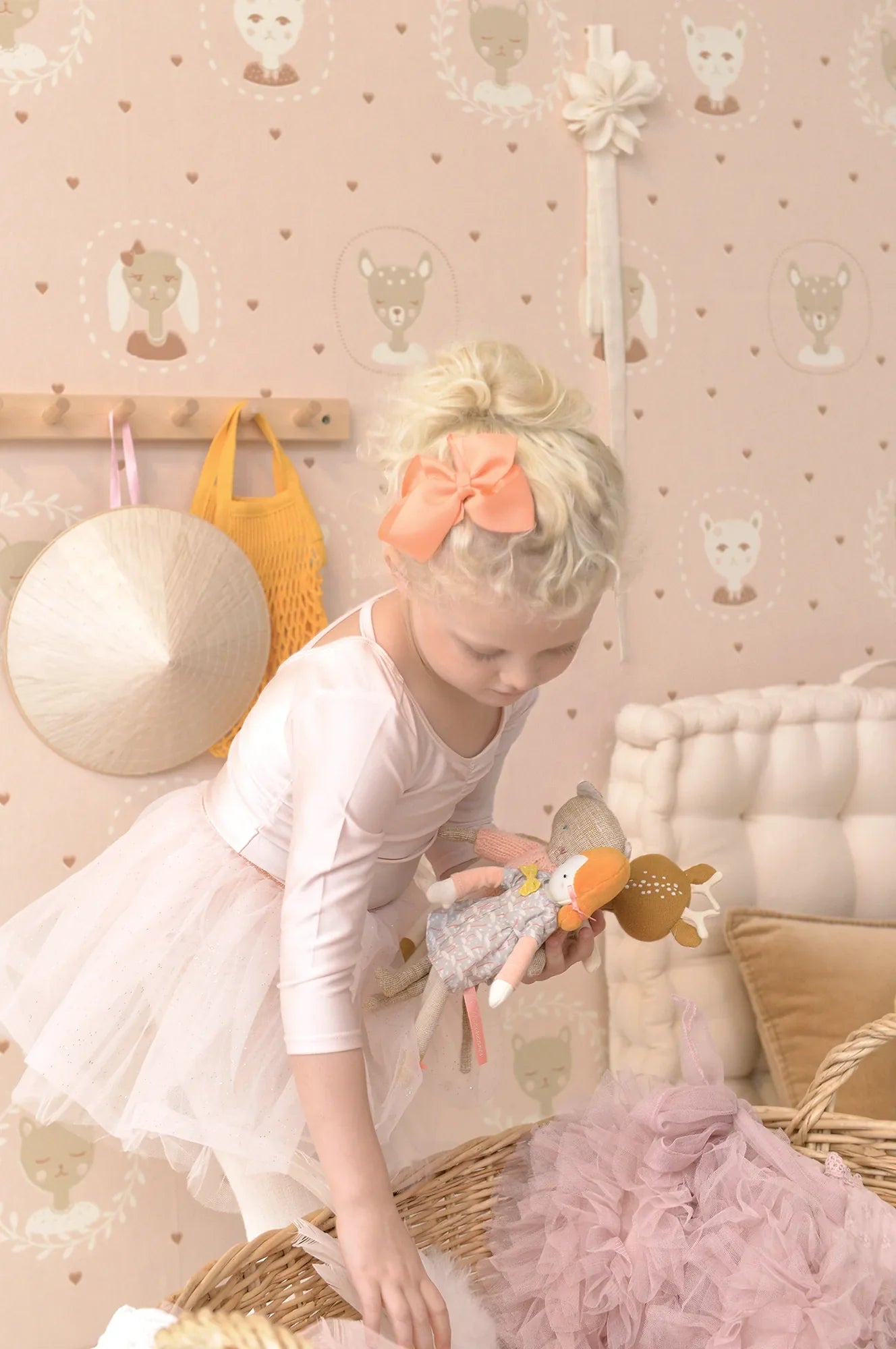 Majvillan Hearts dusty warm pink behang sfeerbeeld kinderkamer detail
