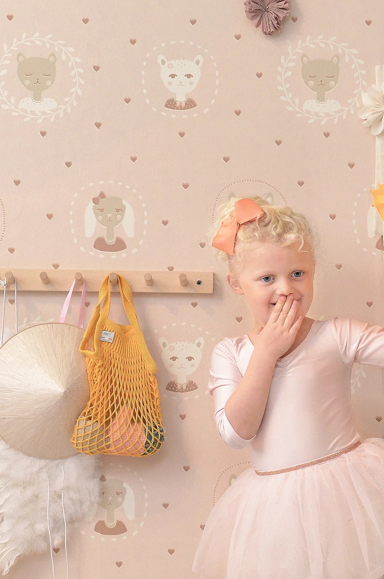 Majvillan Hearts dusty warm pink behang sfeerbeeld kinderkamer detail