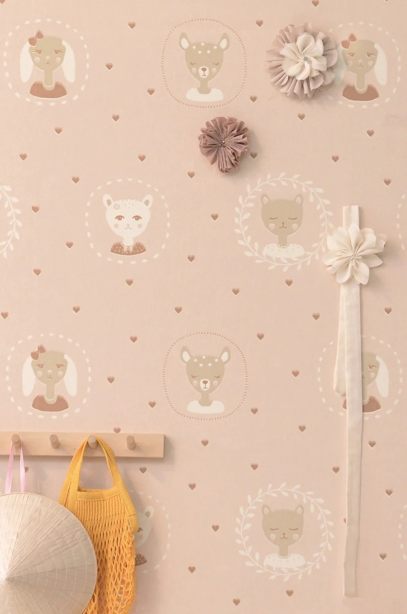 Majvillan Hearts dusty warm pink behang sfeerbeeld kinderkamer detail