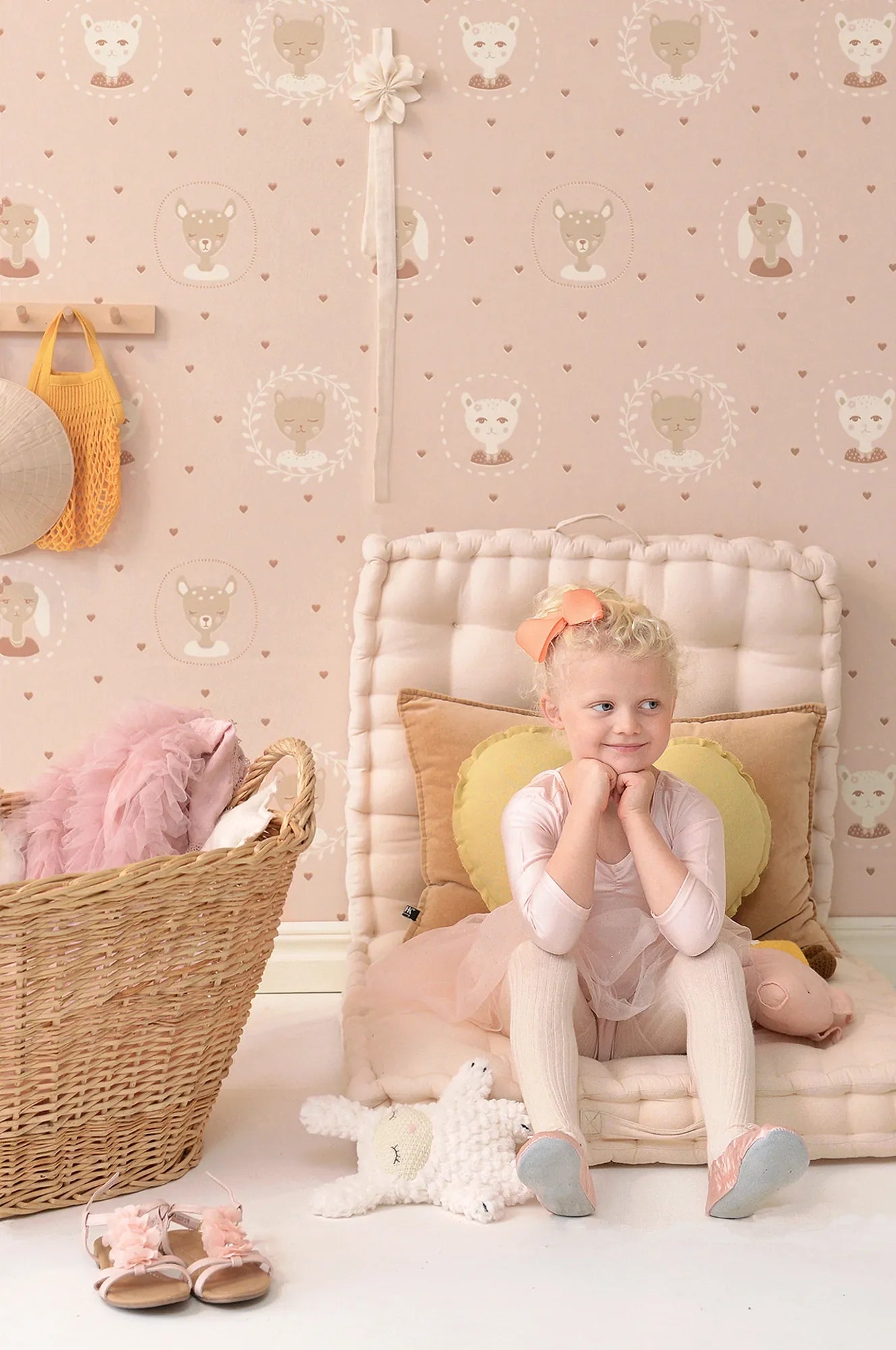 Majvillan Hearts dusty warm pink behang sfeerbeeld kinderkamer detail