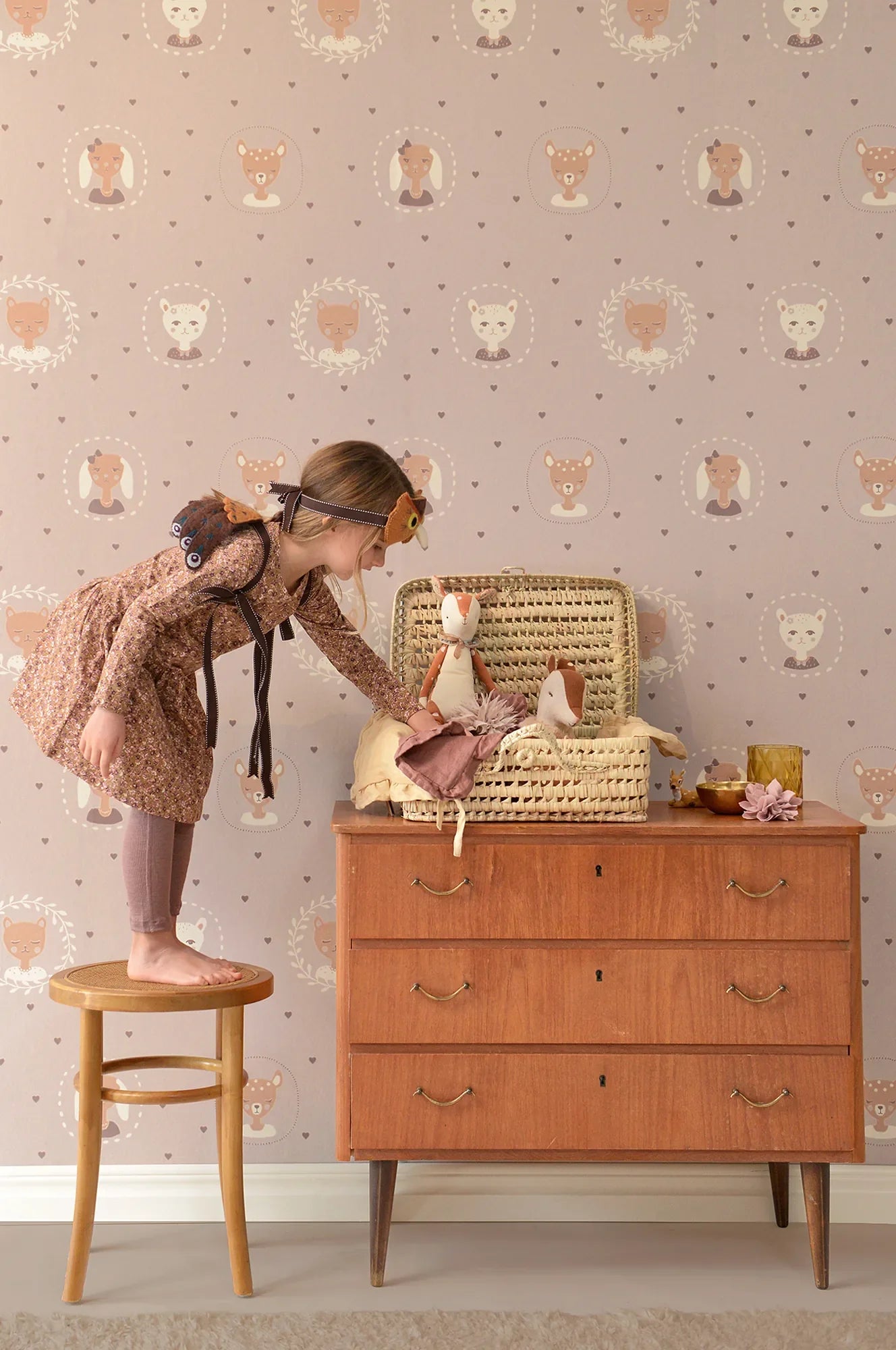 Majvillan Hearts dusty warm lilac behang sfeerbeeld kinderkamer detail