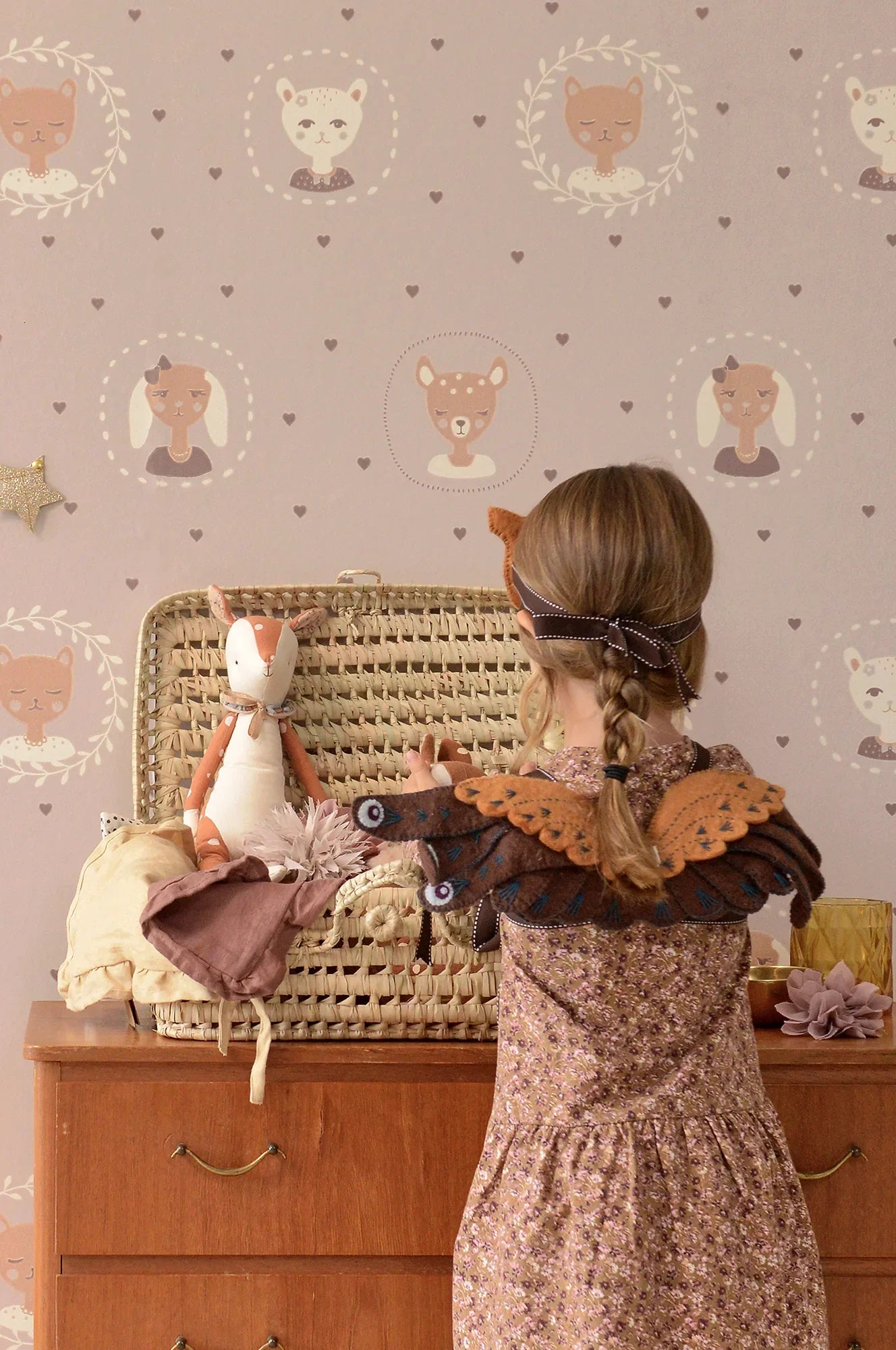 Majvillan Hearts dusty warm lilac behang sfeerbeeld kinderkamer detail