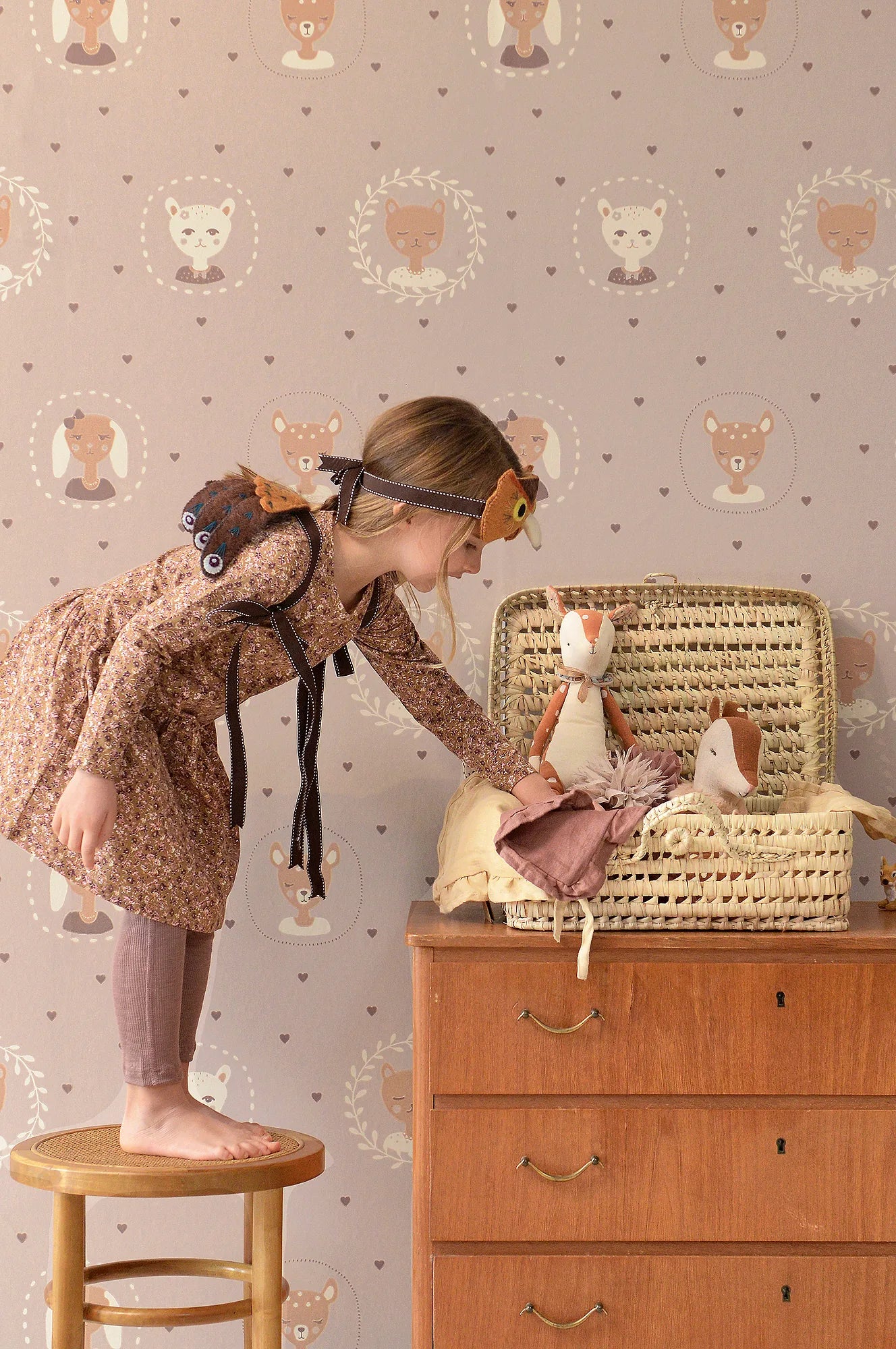 Majvillan Hearts dusty warm lilac behang sfeerbeeld kinderkamer detail