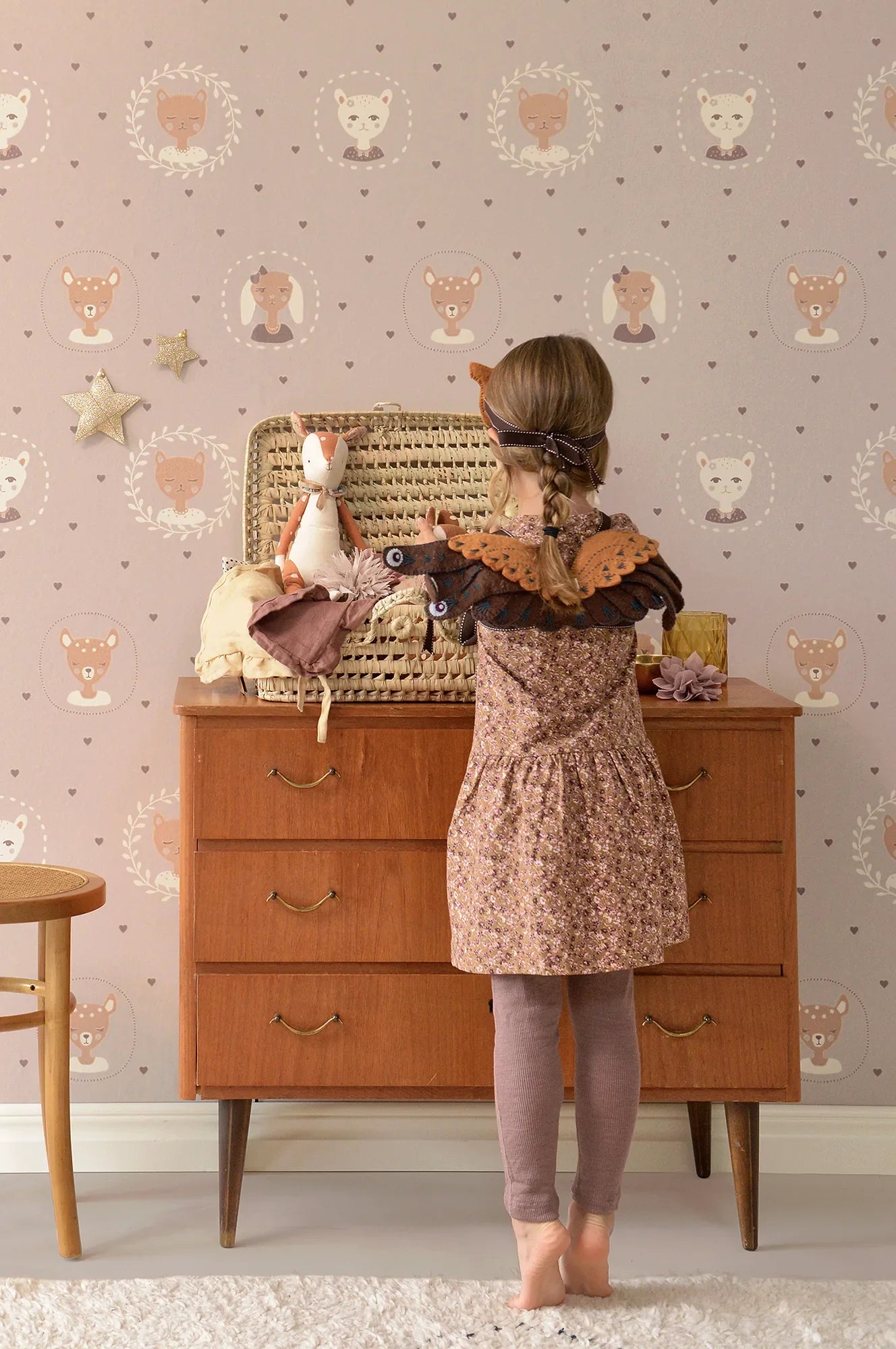 Majvillan Hearts behang in dusty warm lilac kleur in sfeervolle Scandinavische kinderkamer