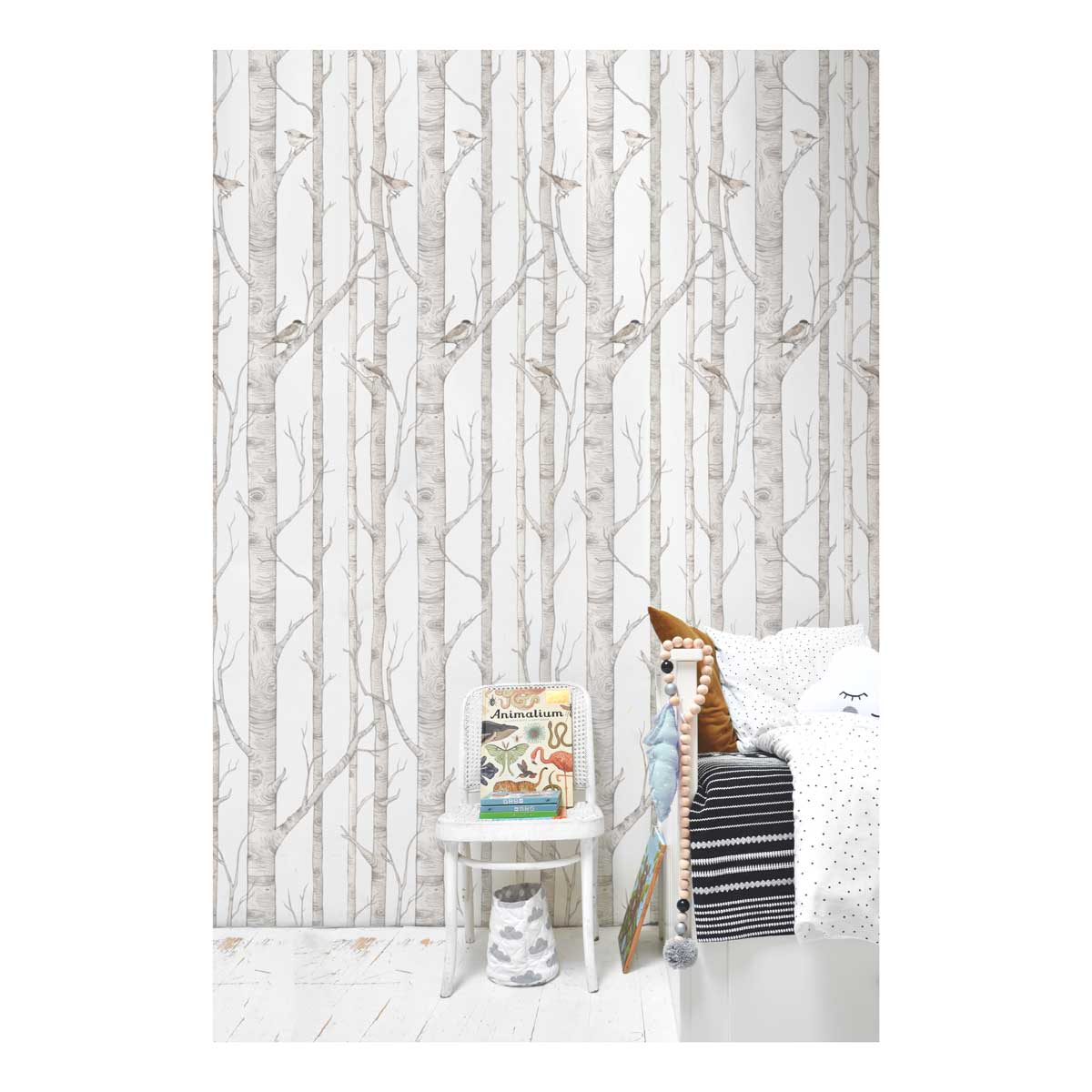 Dekornik Behang Birch Forest — Een sereen behang met slanke berkenbomen en zachte bostinten, perfect voor een kalme, natuurlijke kinderkamer. Sfeerbeeld van het behang in een ingerichte kinderkamer.