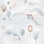 Dekornik Balloons Fairytale Behang — Een sprookjesachtig behang met luchtballonnen die over een dromerige hemel zweven, in zachte kleuren, perfect voor een magische kinderkamer.