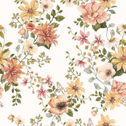 Dekornik Behang English Garden — Een sierlijk behang geïnspireerd op een Engelse tuin, met bloemen, bladeren en botanische ranken in zachte kleuren, perfect voor een tijdloze, romantische kinderkamer. Detailopname van het patroon en de kleuren.
