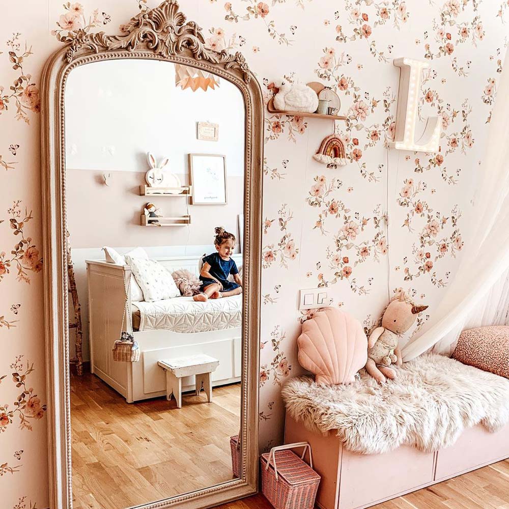 Dekornik Behang Floral Vintage — Een romantisch behang met vintage bloemmotieven in zachte, verweerde kleurtinten, perfect voor een warme, botanische kinderkamer. Sfeerbeeld van het behang in een ingerichte kinderkamer.