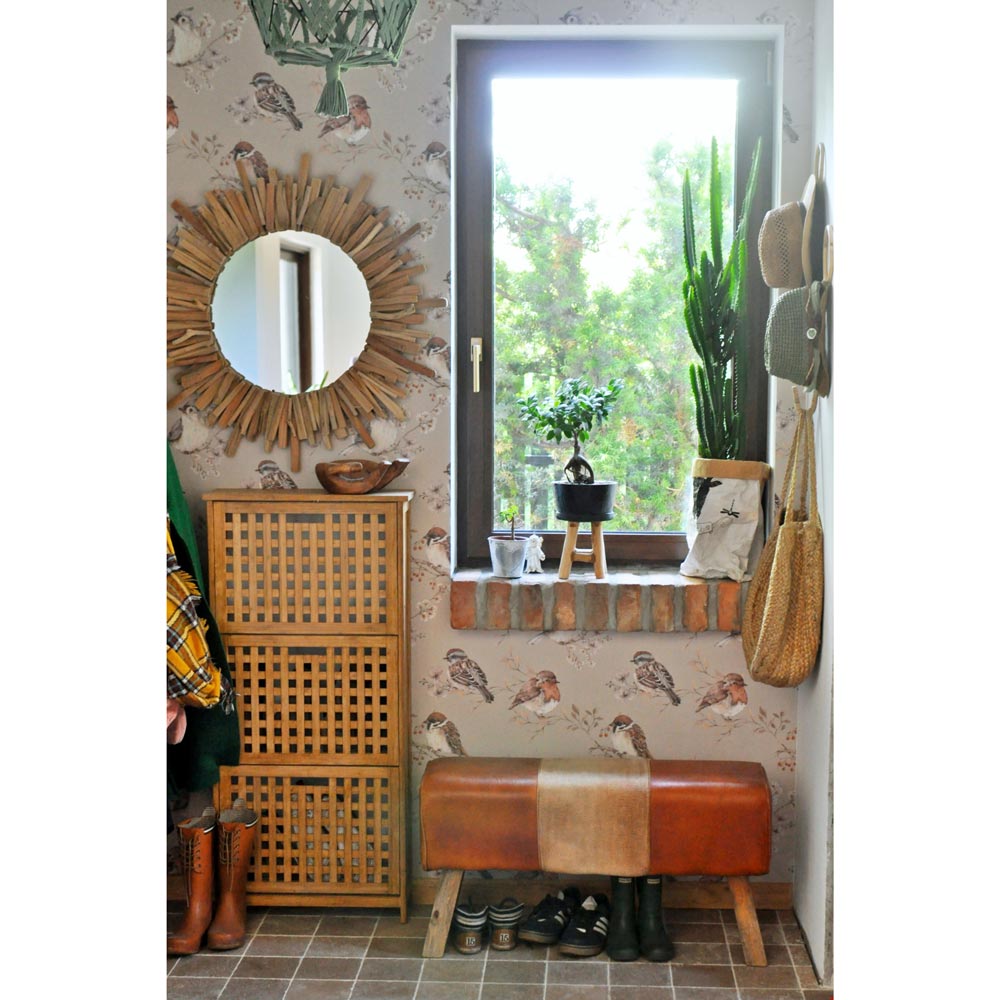 Dekornik Birds Green Behang — Een fris behang met vogeltjes en takjes in groene tinten, perfect voor een natuurlijke, rustige kinderkamer. Sfeerbeeld van het behang in een ingerichte kinderkamer.