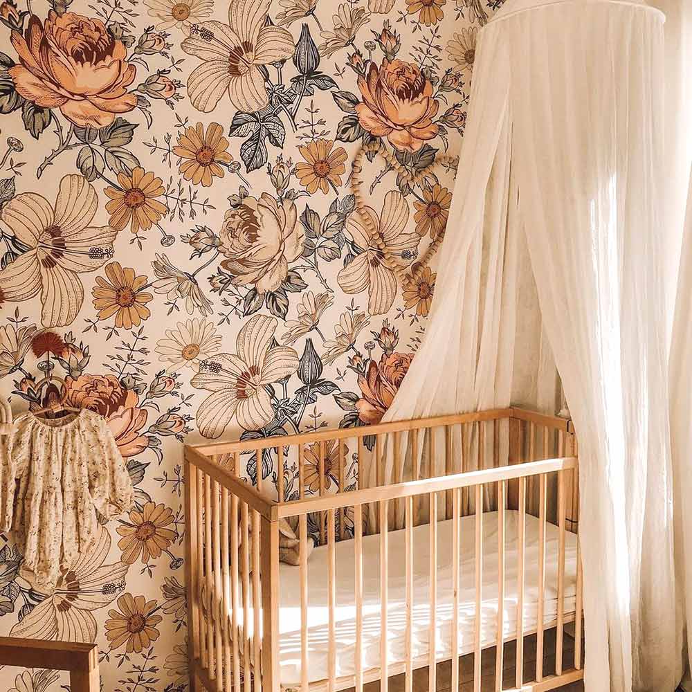 Dekornik Behang Australian Summer — Een zonnig behang met Australische zomerse motieven — palmbladeren, tropische planten en speelse diertjes — in warme tinten, perfect voor een vrolijke, zomerse kinderkamer. Sfeerbeeld van het behang in een ingerichte kinderkamer.