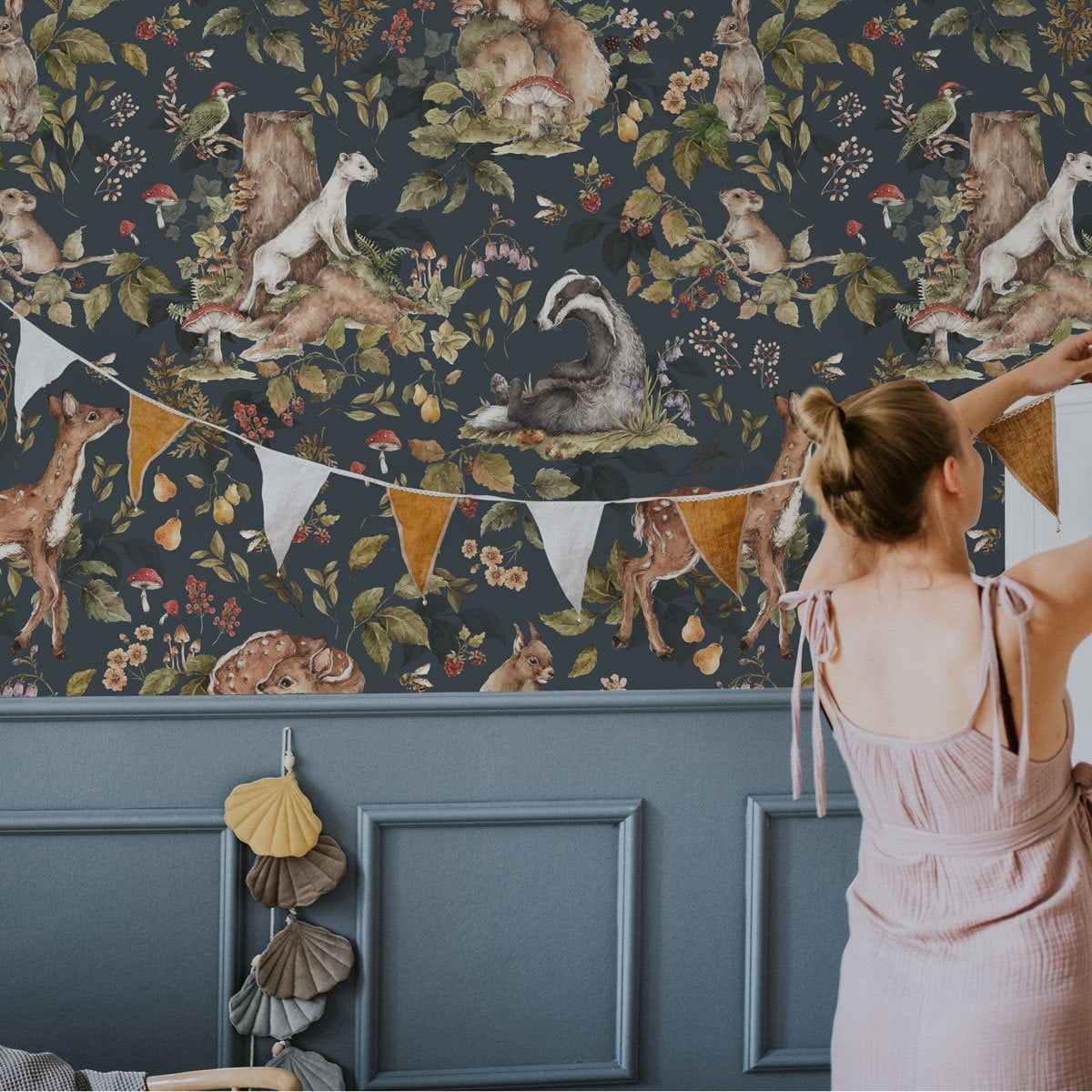 Dekornik Cute Forest Animals Dark Behang — Een sfeervol behang met schattige bosdieren op een donkere achtergrond, perfect voor een warme, knusse kinderkamer. Sfeerbeeld van het behang in een ingerichte kinderkamer.