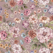 Dekornik Bouquet Of Flowers Lilac Behang — Een romantisch behang met boeketten bloemen in lila en zachte pasteltinten, perfect voor een dromerige, botanische kinderkamer. Detailopname van het patroon en de kleuren.