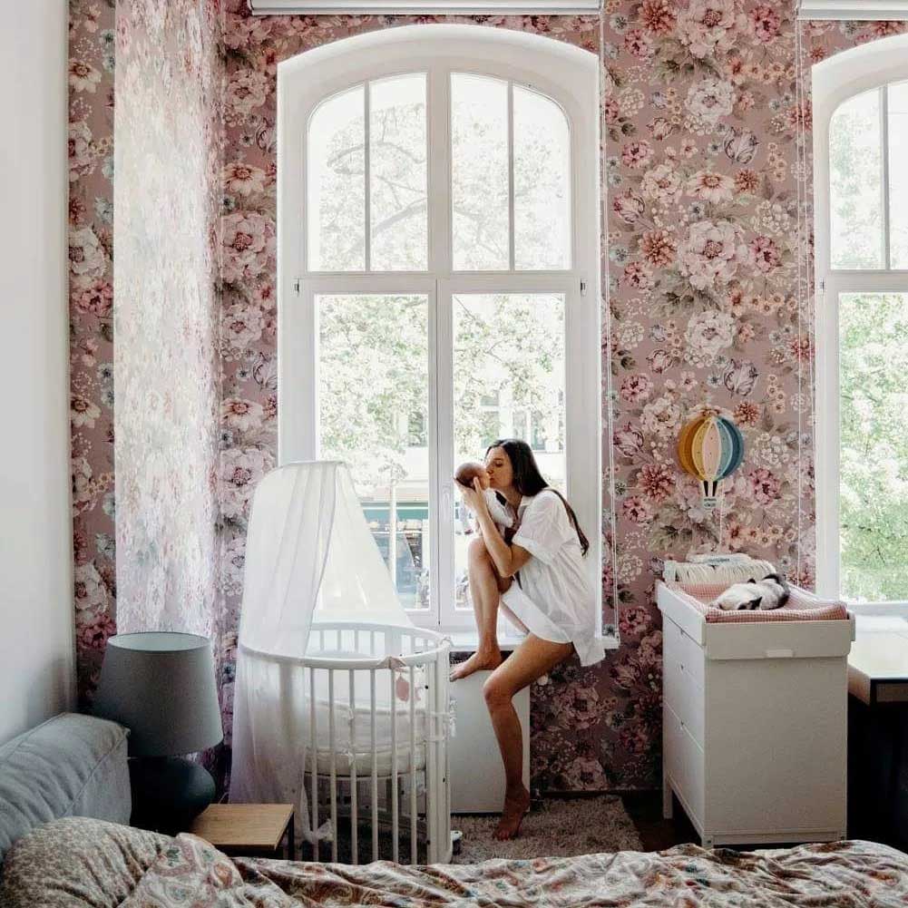 Dekornik Bouquet Of Flowers Lilac Behang — Een romantisch behang met boeketten bloemen in lila en zachte pasteltinten, perfect voor een dromerige, botanische kinderkamer. Sfeerbeeld van het behang in een ingerichte kinderkamer.
