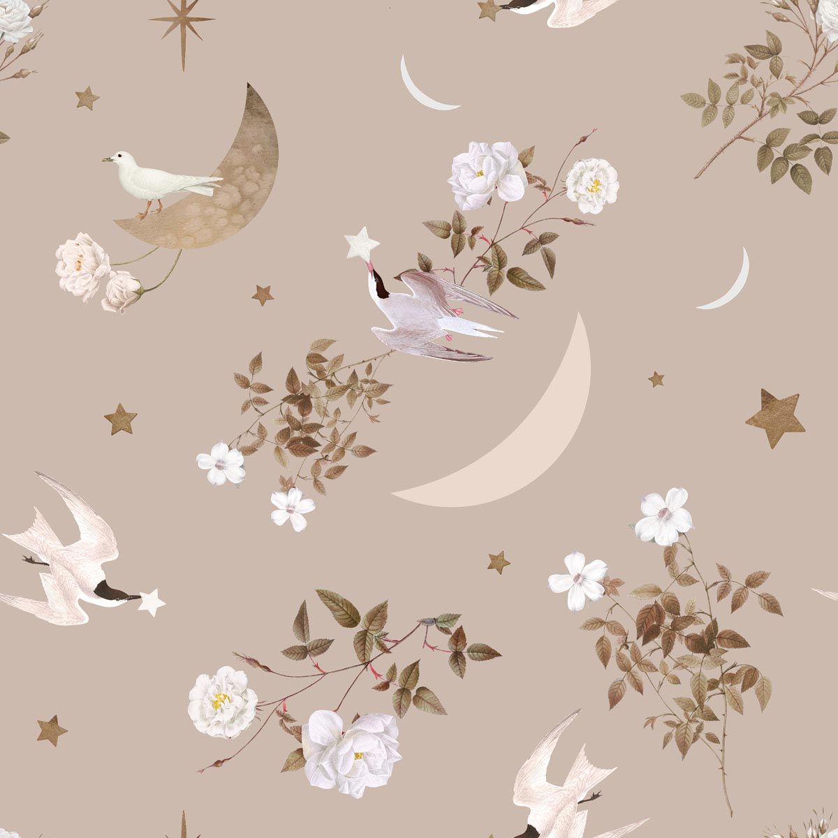 Dekornik Birds In The Night Sky — Een dromerig behang met vogeltjes die door een sterrenhemel vliegen, in diepe blauwtinten, perfect voor een rustgevende nachtelijke kinderkamer. Detailopname van het patroon en de kleuren.