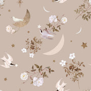 Dekornik Birds In The Night Sky — Een dromerig behang met vogeltjes die door een sterrenhemel vliegen, in diepe blauwtinten, perfect voor een rustgevende nachtelijke kinderkamer. Detailopname van het patroon en de kleuren.