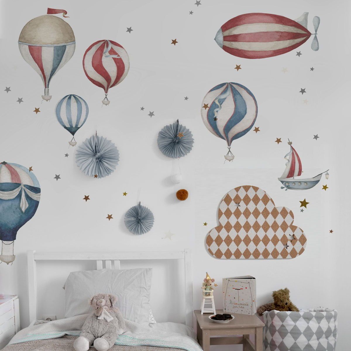 Dekornik muursticker Sky Is The Limit Balloons Set met zeven kleurrijke luchtballonnen in rood wit en blauw op een witte kinderkamermuur