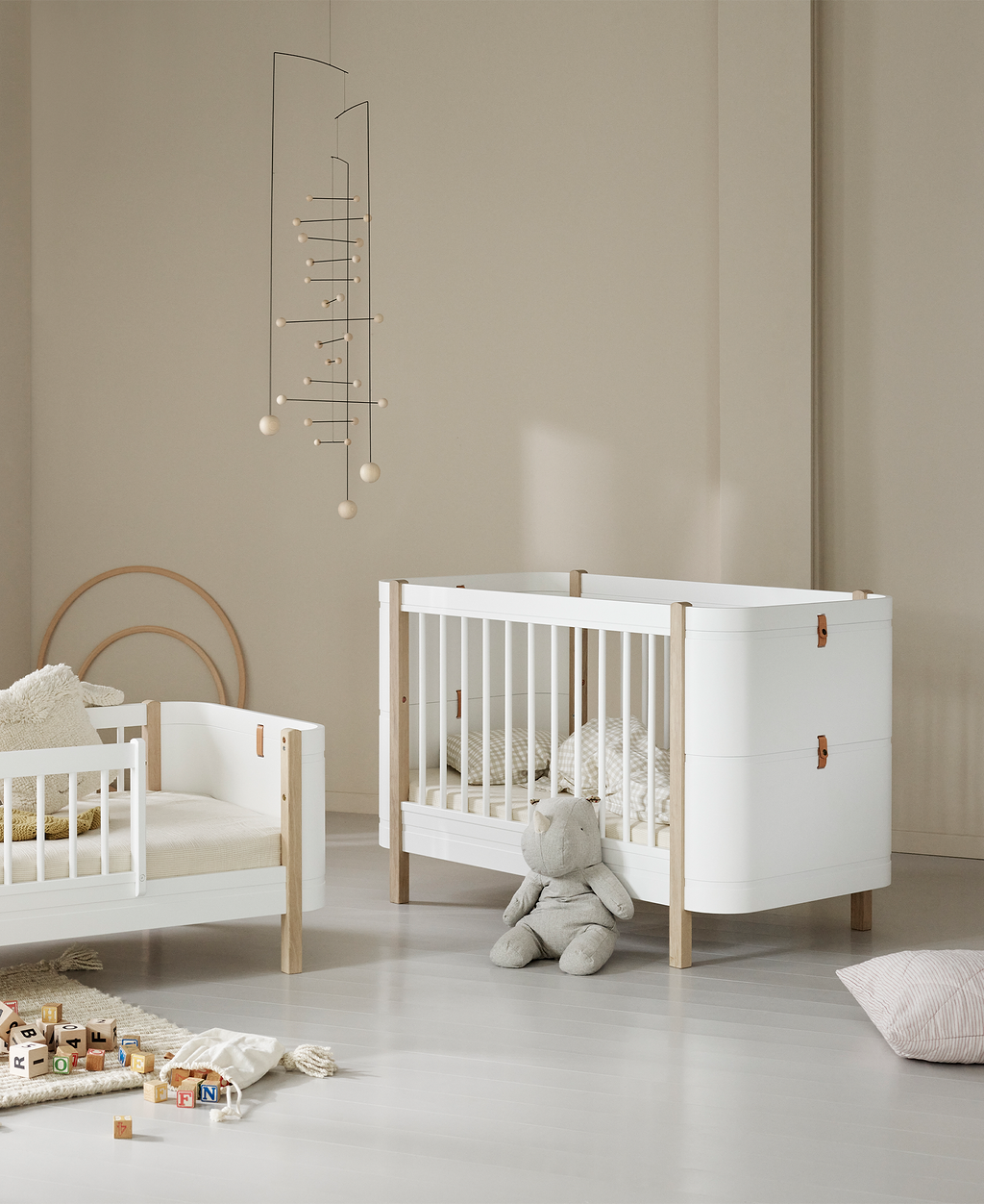 Wood Mini+ Cot Bed Incl. Junior Kit White/oak