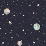 Dekornik Cosmos Behang — Een magisch behang met sterren, planeten en kometen die door een donkerblauwe nachtelijke hemel zweven, perfect voor een dromerige ruimtevaart-kinderkamer. Detailopname van het patroon en de kleuren.