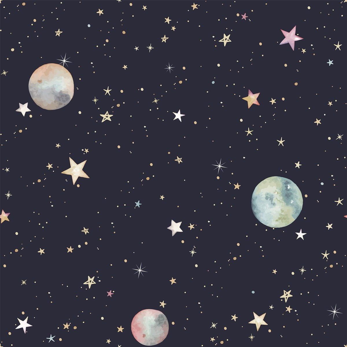 Dekornik Cosmos Behang — Een magisch behang met sterren, planeten en kometen die door een donkerblauwe nachtelijke hemel zweven, perfect voor een dromerige ruimtevaart-kinderkamer. Detailopname van het patroon en de kleuren.